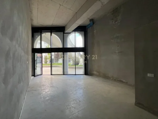 Tirane, jepet me qera ambjent biznesi Kati 0, 44 m² 400 € (LEONARD FRROKU)