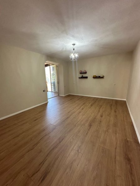 Tirane, shitet apartament 2+1 Kati 2, 87 m² (Kombinat ,rruga Llambi Bonata)