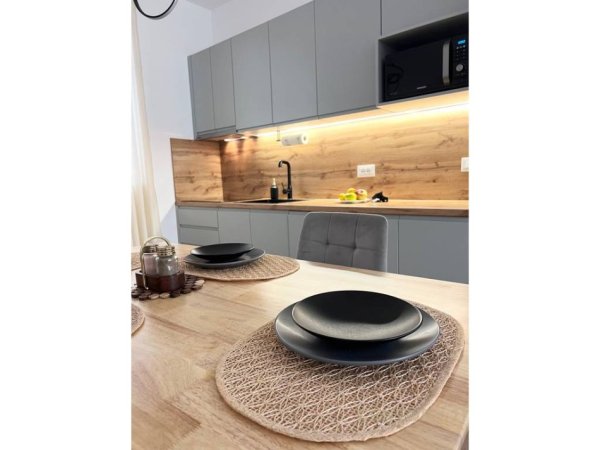 Tirane, jepet me qera apartament 2+1 Kati 1, 100 m² 950 € (Qender)