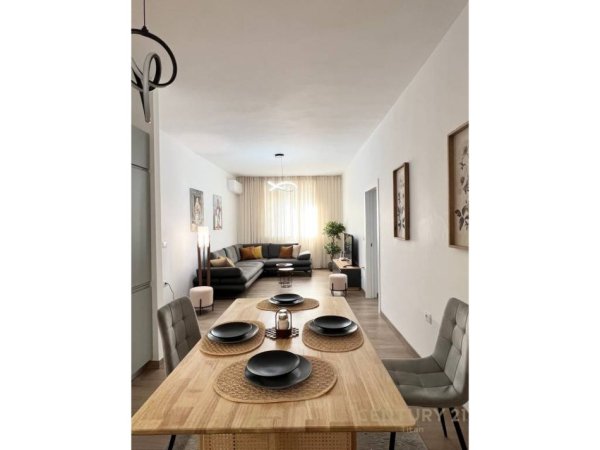 Tirane, jepet me qera apartament 2+1 Kati 1, 100 m² 950 € (Qender)