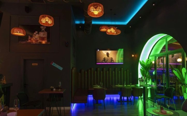 Tirane, jepet me qera lokal Kati 0, 130 m² 2.500 € (XHAMLLIKU)