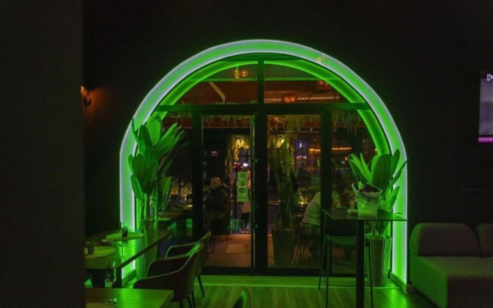 Tirane, jepet me qera lokal Kati 0, 130 m² 2.500 € (XHAMLLIKU)