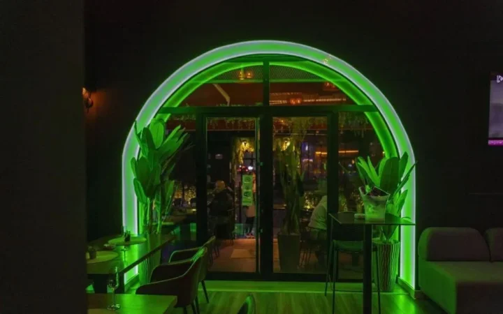 Tirane, jepet me qera lokal Kati 0, 130 m² 2.500 € (XHAMLLIKU)