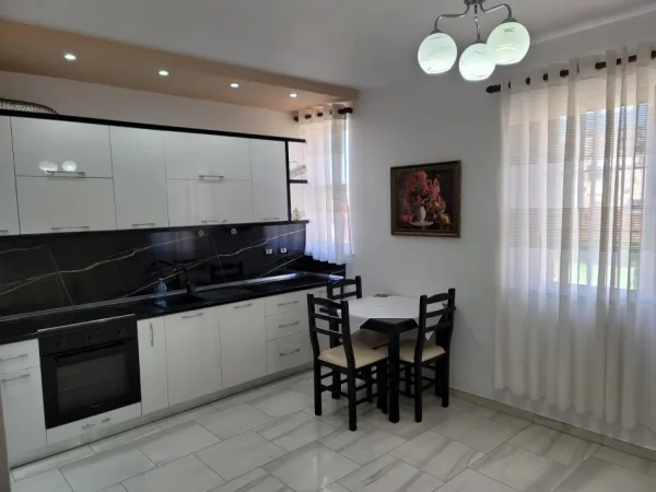 Tirane, jepet me qera apartament 2+1 Kati 5, 600 € 