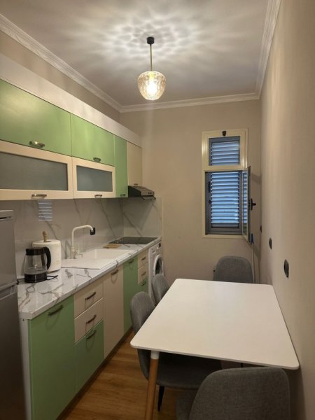 Tirane, jepet me qera apartament 1+1 Kati 4, 70 m² 600 € (VASIL SHANTO)