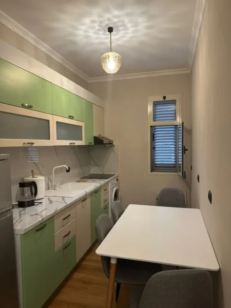 Tirane, jepet me qera apartament 1+1 Kati 4, 70 m² 600 € (VASIL SHANTO)