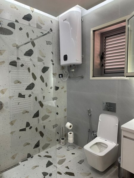 Tirane, jepet me qera apartament 1+1 Kati 4, 70 m² 600 € (VASIL SHANTO)