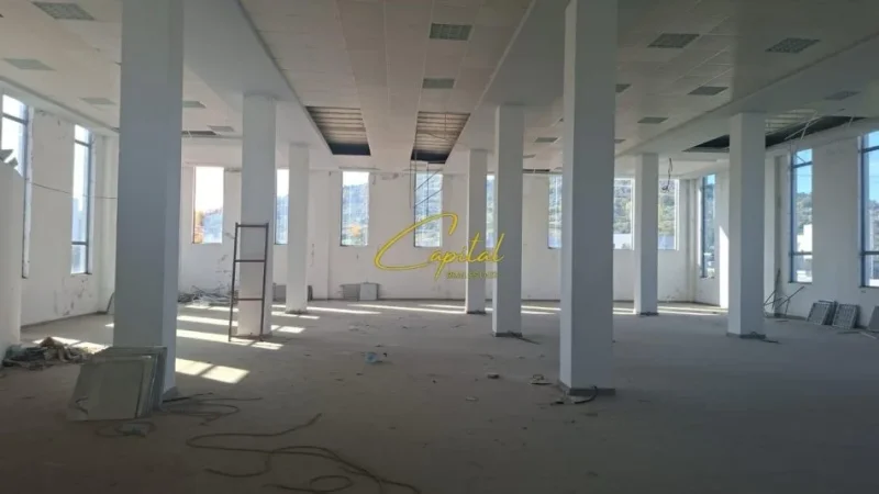 Tirane, jepet me qera magazine Kati 2, 800 m² 2.000 € (AUTOSTRADA TR-DR)