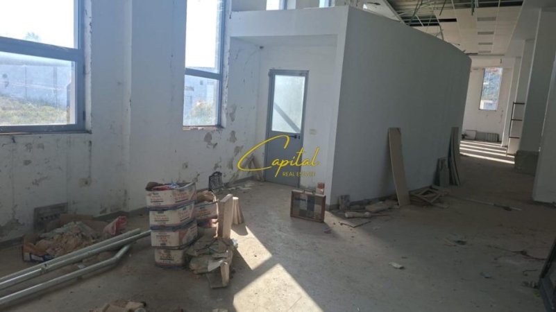 Tirane, jepet me qera magazine Kati 2, 800 m² 2.000 € (AUTOSTRADA TR-DR)