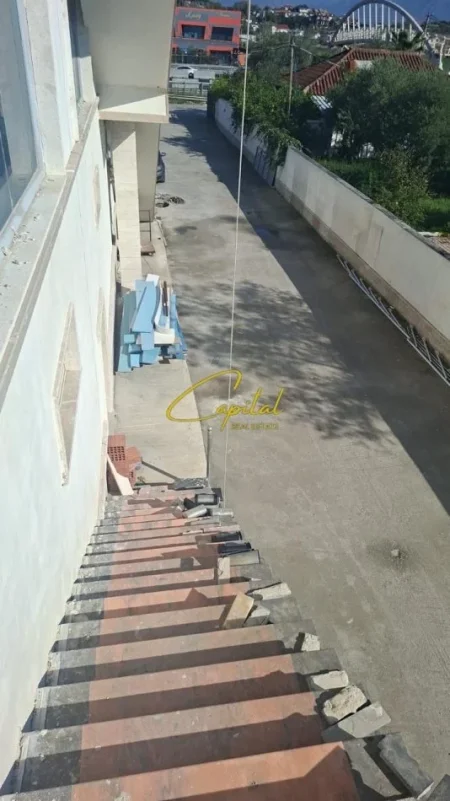 Tirane, jepet me qera magazine Kati 2, 800 m² 2.000 € (AUTOSTRADA TR-DR)