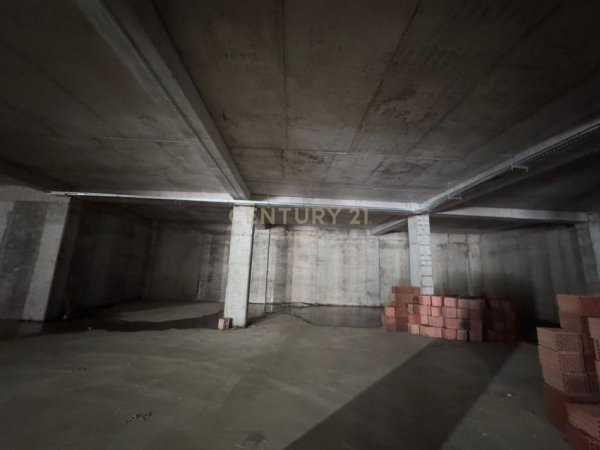 Tirane, jepet me qera magazine Kati 0, 70 m² 500 € (Kopeshti Botanik)