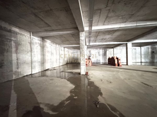 Tirane, jepet me qera magazine Kati 0, 70 m² 500 € (Kopeshti Botanik)