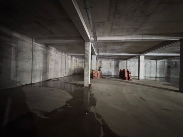 Tirane, jepet me qera magazine Kati 0, 70 m² 500 € (Kopeshti Botanik)