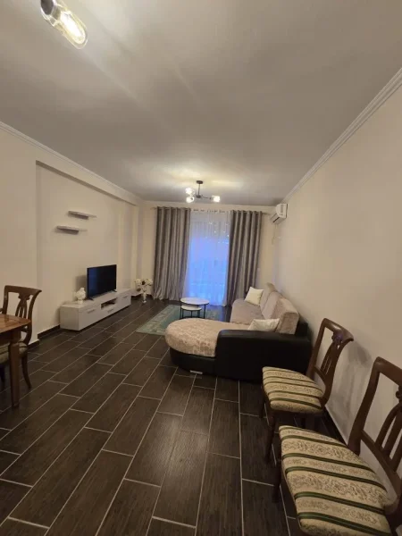 Tirane, jepet me qera apartament 2+1+Ballkon Kati 4, 120 m² 500 € (Rr.Thoma Koxhaj, siper Big Market Armeni)