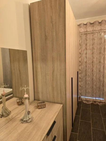 Tirane, jepet me qera apartament 2+1+Ballkon Kati 4, 120 m² 500 € (Rr.Thoma Koxhaj, siper Big Market Armeni)