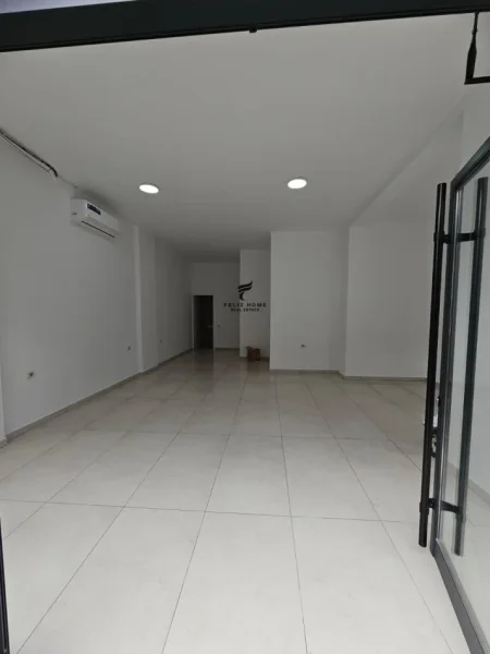 Tirane, jepet me qera dyqan Kati 0, 65 m² 550 € (DON BOSKO)