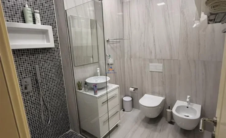 Tirane, shitet apartament 2+1+Ballkon Kati 7, 110 m² 400.000 € (PRANE SPAK, KOMPLEKSI USLUGA)