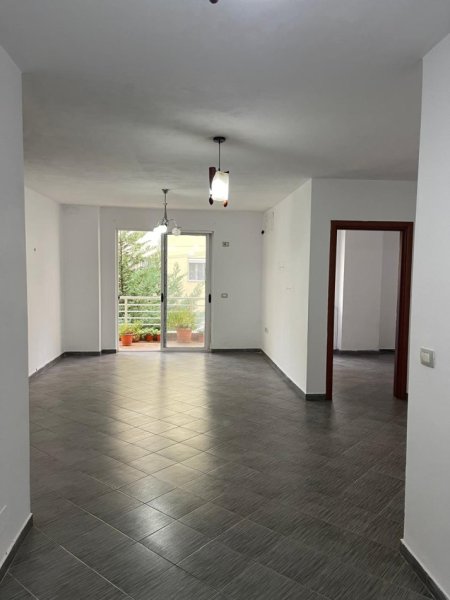 Tirane, jepet me qera apartament 3+1+Aneks+Ballkon Kati 3, 125 m² 450 € (yzberisht , misto mame)