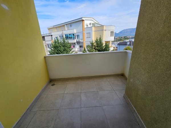 Tirane, jepet me qera apartament 2+1+Ballkon Kati 2, 110 m² 800 € (liqeni thate)