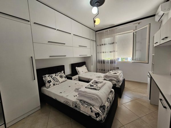 Tirane, jepet me qera apartament 2+1+Ballkon Kati 2, 110 m² 800 € (liqeni thate)