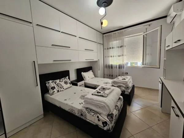 Tirane, jepet me qera apartament 2+1+Ballkon Kati 2, 110 m² 800 € (liqeni thate)