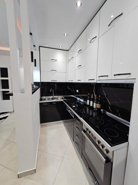 Tirane, jepet me qera apartament 2+1+Ballkon Kati 2, 110 m² 800 € (liqeni thate)