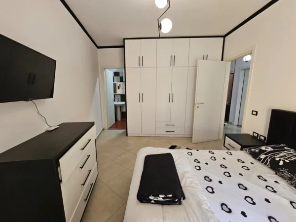 Tirane, jepet me qera apartament 2+1+Ballkon Kati 2, 110 m² 800 € (liqeni thate)