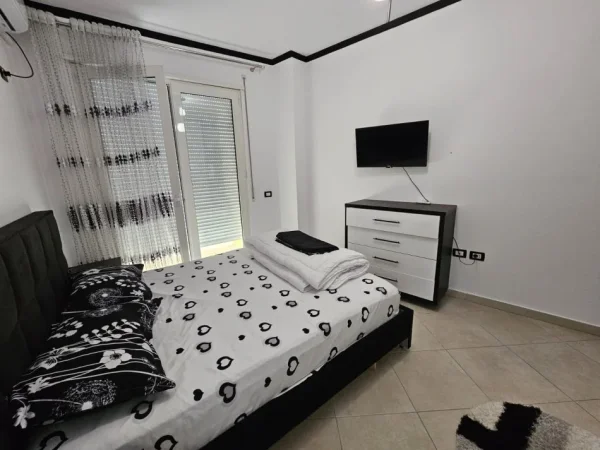 Tirane, jepet me qera apartament 2+1+Ballkon Kati 2, 110 m² 800 € (liqeni thate)