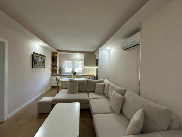 Tirane, jepet me qera apartament 1+1 Kati 1, 75 m² 800 € (Kika 1 tek Komuna e Parisit.)