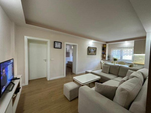 Tirane, jepet me qera apartament 1+1 Kati 1, 75 m² 800 € (Kika 1 tek Komuna e Parisit.)