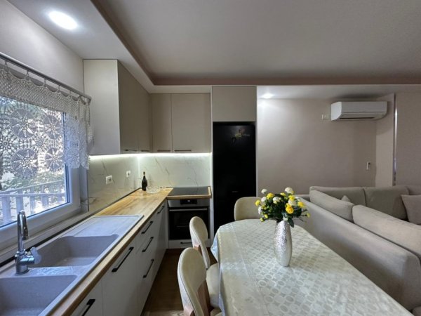 Tirane, jepet me qera apartament 1+1 Kati 1, 75 m² 800 € (Kika 1 tek Komuna e Parisit.)