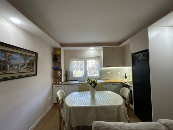 Tirane, jepet me qera apartament 1+1 Kati 1, 75 m² 800 € (Kika 1 tek Komuna e Parisit.)