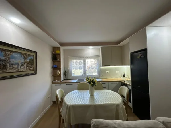 Tirane, jepet me qera apartament 1+1 Kati 1, 75 m² 800 € (Kika 1 tek Komuna e Parisit.)