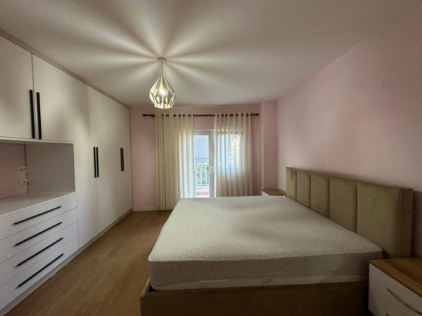 Tirane, jepet me qera apartament 1+1 Kati 1, 75 m² 800 € (Kika 1 tek Komuna e Parisit.)