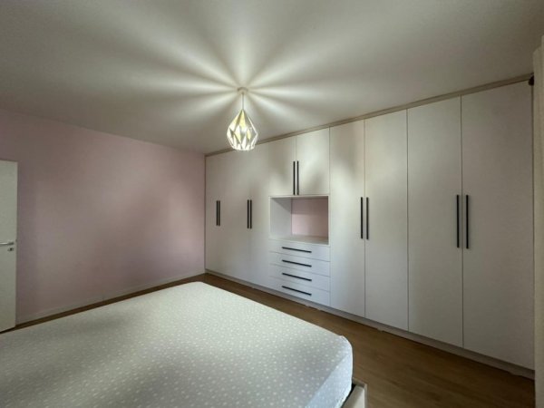 Tirane, jepet me qera apartament 1+1 Kati 1, 75 m² 800 € (Kika 1 tek Komuna e Parisit.)