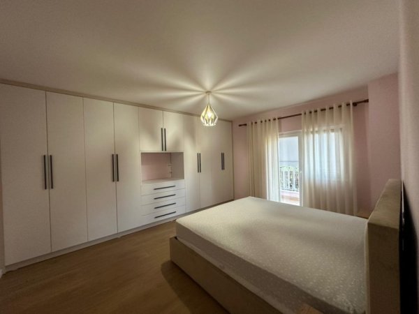 Tirane, jepet me qera apartament 1+1 Kati 1, 75 m² 800 € (Kika 1 tek Komuna e Parisit.)