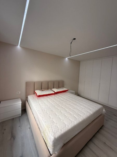 Tirane, jepet me qera apartament 1+1 , 