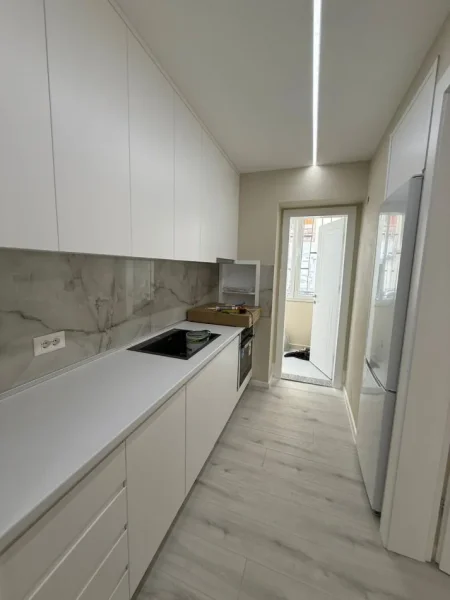 Tirane, jepet me qera apartament 1+1 , 