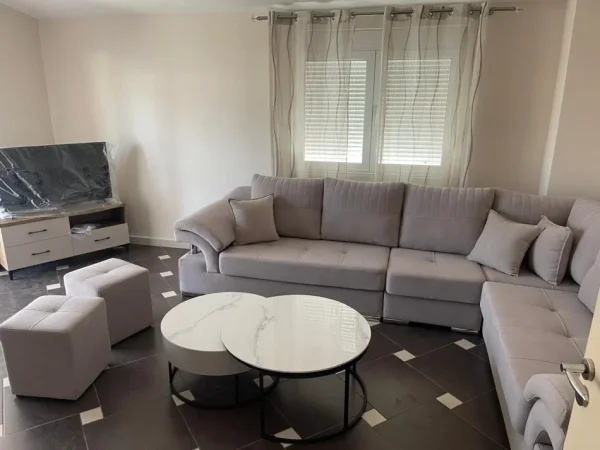 Tirane, jepet me qera apartament 3+1 Kati 3, 180 m² 700 € (sauk)