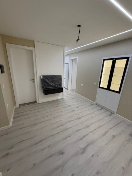 Tirane, jepet me qera apartament 1+1 , 