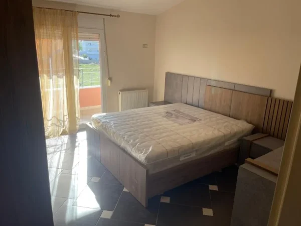 Tirane, jepet me qera apartament 3+1 Kati 3, 180 m² 700 € (sauk)