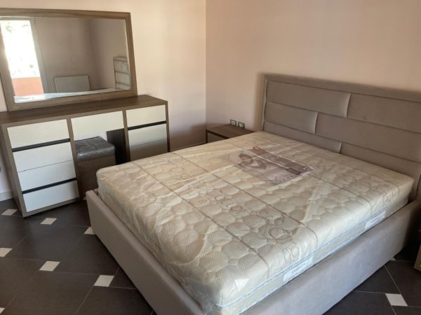 Tirane, jepet me qera apartament 3+1 Kati 3, 180 m² 700 € (sauk)