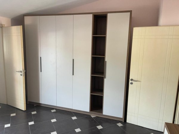Tirane, jepet me qera apartament 3+1 Kati 3, 180 m² 700 € (sauk)