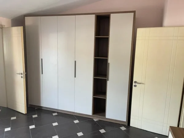 Tirane, jepet me qera apartament 3+1 Kati 3, 180 m² 700 € (sauk)