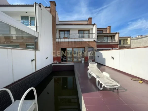 Tirane, jepet me qera Vile 3+1+Aneks+Ballkon Kati 3, 2.000 € (rezidenca kodra e diellit 1)