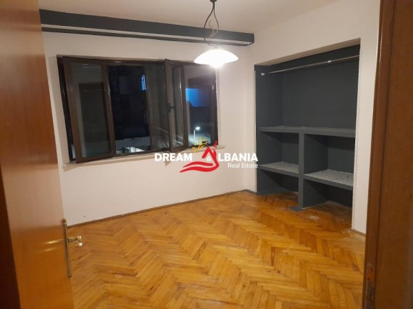 Tirane, jepet me qera zyre , 67 m² 600 € (Qender)