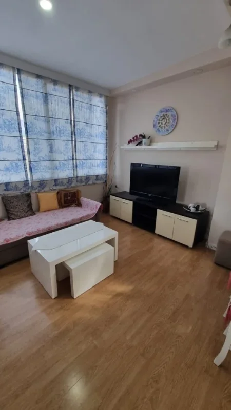 Jepet me Qera Shpi  2+1 Tek QSUT ,,500 €URO , e mobiluar shume mire per Familjare