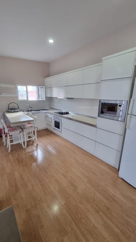 Jepet me Qera Shpi  2+1 Tek QSUT ,,500 €URO , e mobiluar shume mire per Familjare