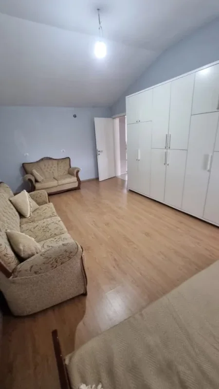 Jepet me Qera Shpi  2+1 Tek QSUT ,,500 €URO , e mobiluar shume mire per Familjare