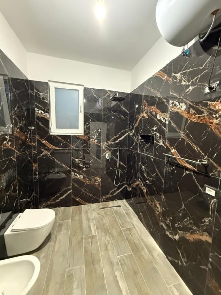 Tirane, jepet me qera apartament 2+1+Ballkon Kati 0, 122 m² 350 € (Rruga 7 nentori)